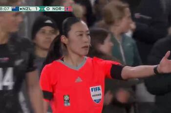 VIDEO | Árbitra explica al público jugada al estilo NFL en el Mundial Femenino 2023