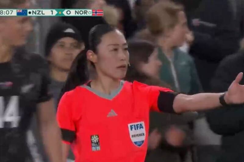 explicó al público una jugada durante el partido entre Nueva Zelanda y Noruega. (Captura de video)