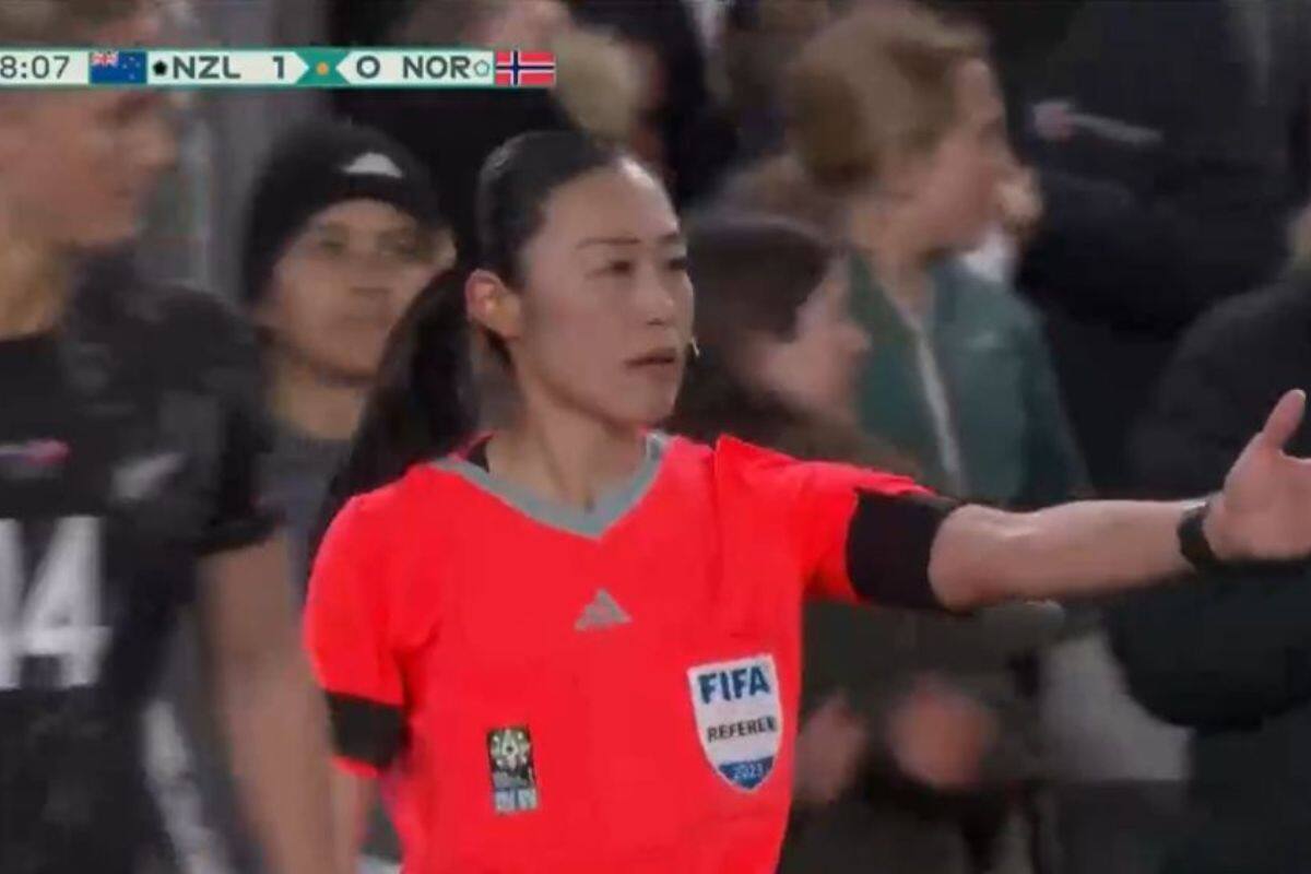 explicó al público una jugada durante el partido entre Nueva Zelanda y Noruega. (Captura de video)
