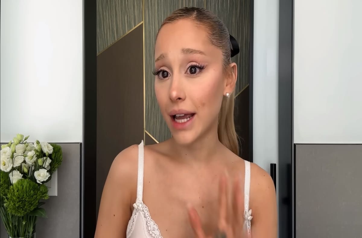 “Me estaba escondiendo”: La emoción de Ariana Grande al recordar sus intervenciones estéticas