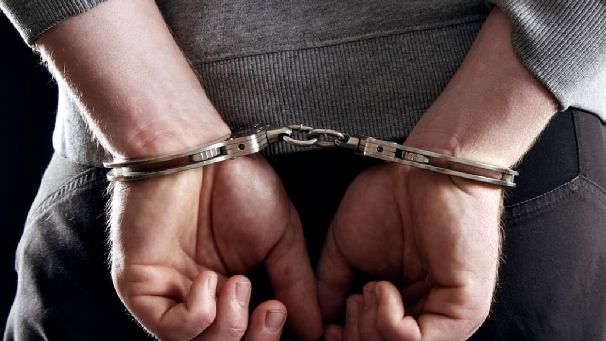 VIDEO | Policías fueron grabados mientras comían con presunto detenido