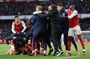 VIDEO | ¿La suerte del campeón? El gol de Arsenal en el minuto 97 para seguir como líder de la Premier League