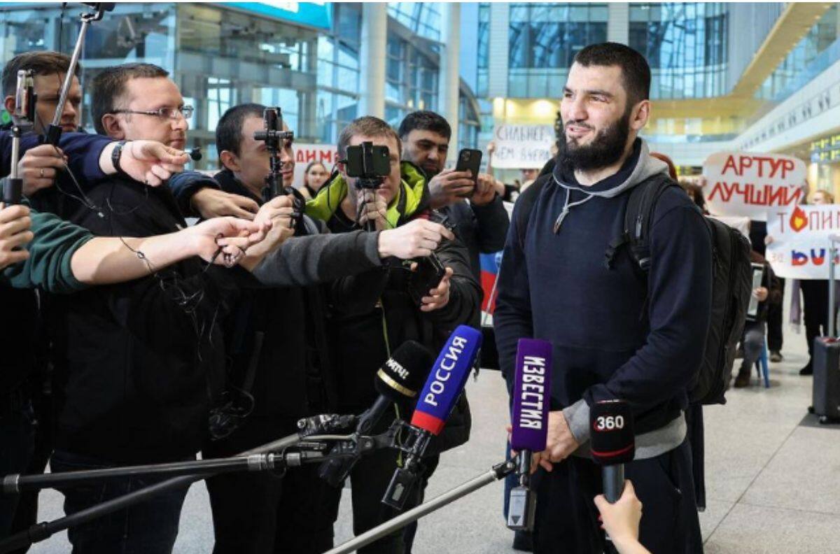 El alboroto que causó Artur Beterbiev al llegar a Rusia tras noquear a Anthony Yarde