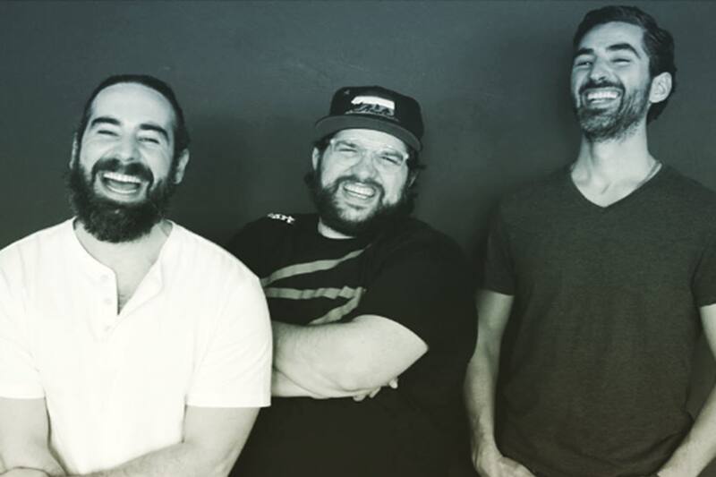 Con su tienda en linea colaboran con bandas como División Minúscula, Kinky, The Warning y Aleks Syntek, entre otros.