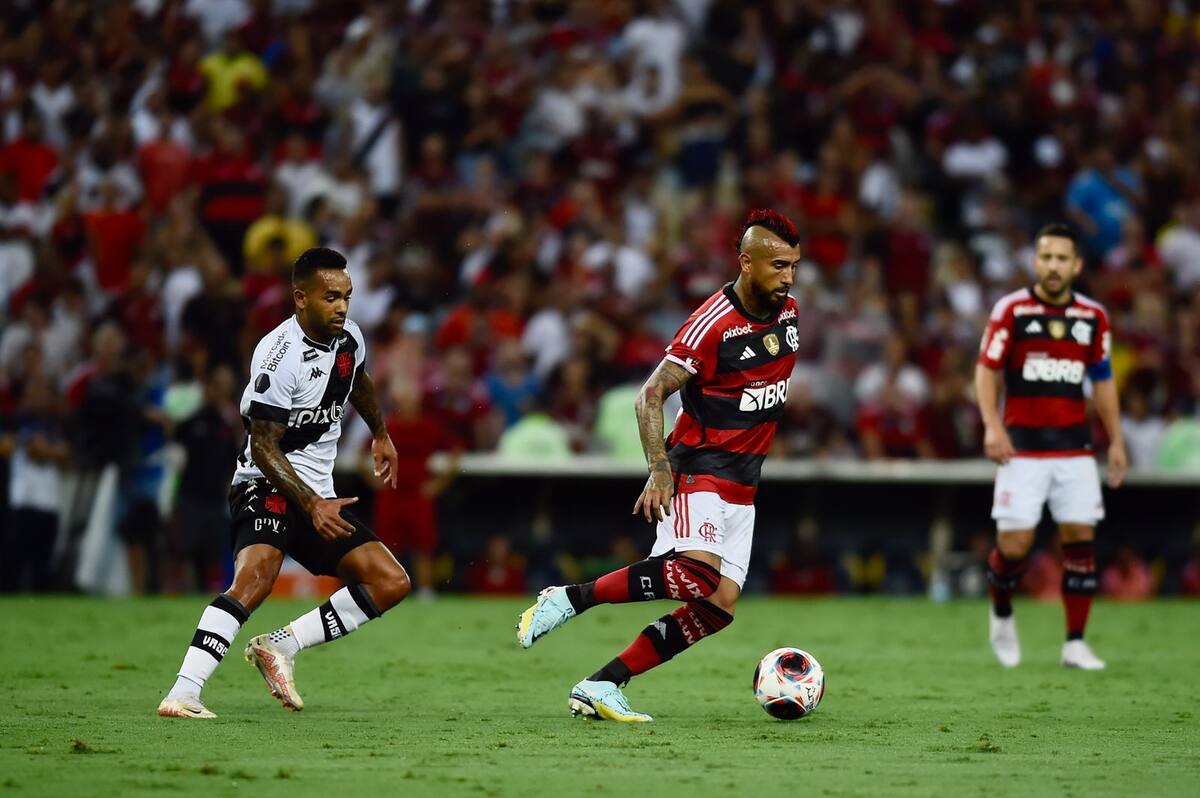 El futbolista chileno no logra convencer en Brasil.