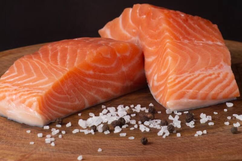 Esta sustancia está presente en el salmón (Foto: Freepik).