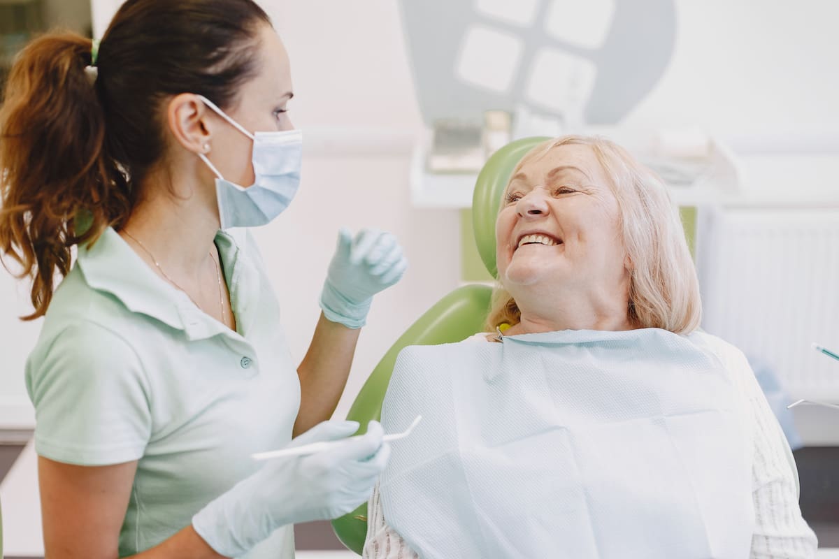 Adultos mayores pueden acceder a dentistas sin pagar sólo con su credencial del INAPAM (Foto: Freepik).