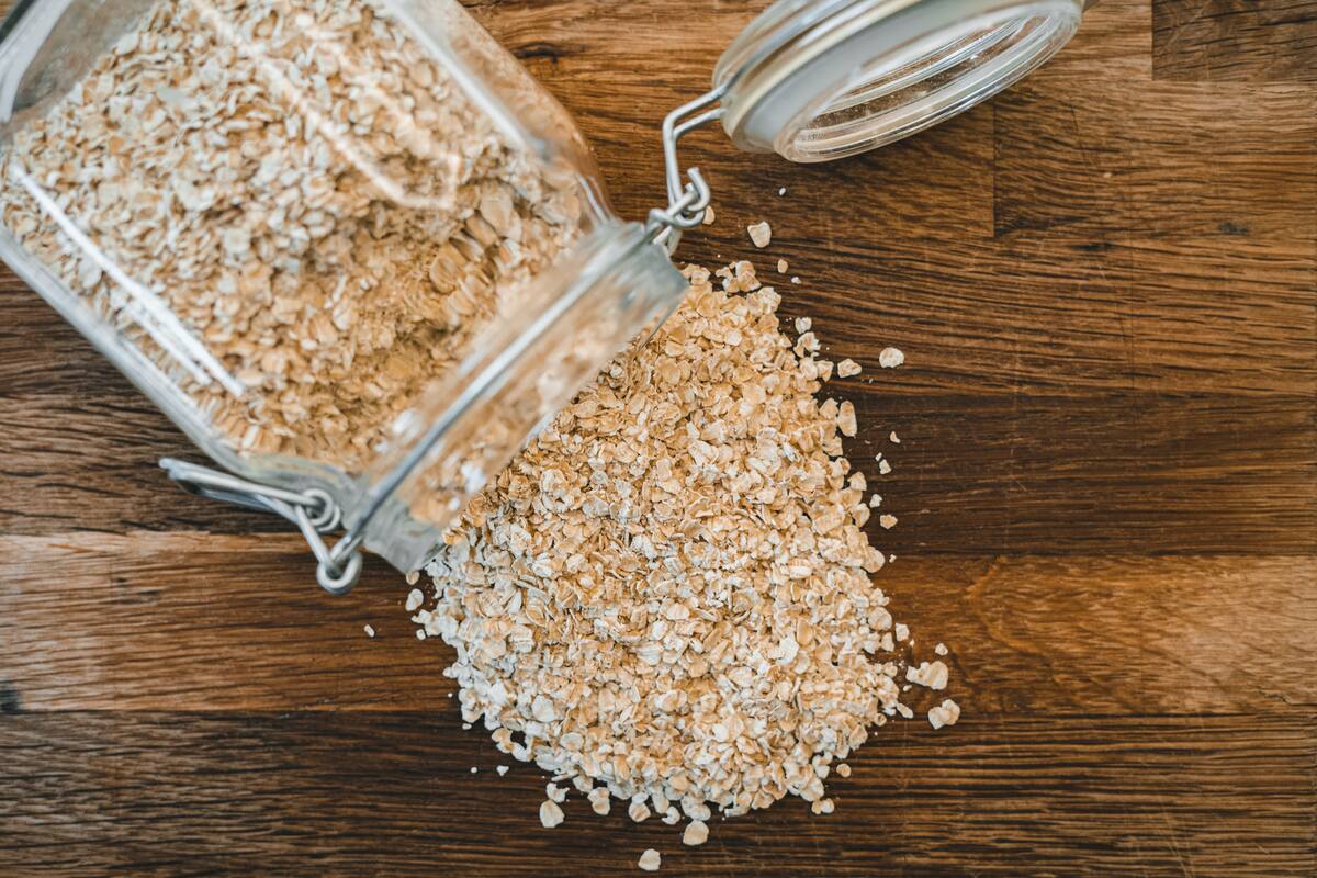 La avena ayuda a mejorar la circulación y eliminar el colesterol, por lo que es uno de los ingredientes estrella de esta receta.