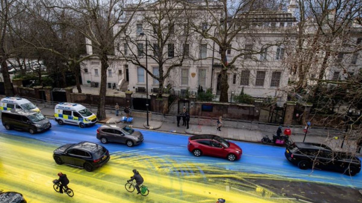 VIDEO | Activistas pintaron una bandera gigante de Ucrania en la calle frente a la embajada de Rusia en Londres