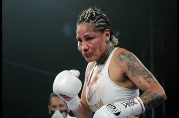 Barby Juárez acusa de ratero a un promotor y revela su nombre en pleno programa de TV