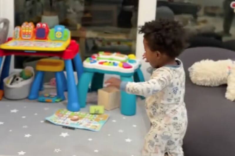 Bebé al dar sus primeros pasos se hace viral.