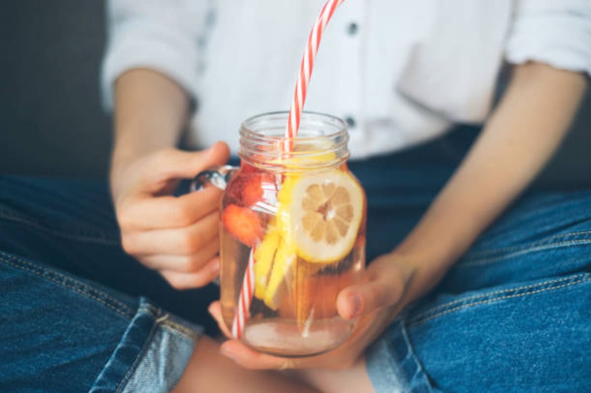 Estos son los 5 beneficios de tomar agua con limón en ayunas por las mañanas