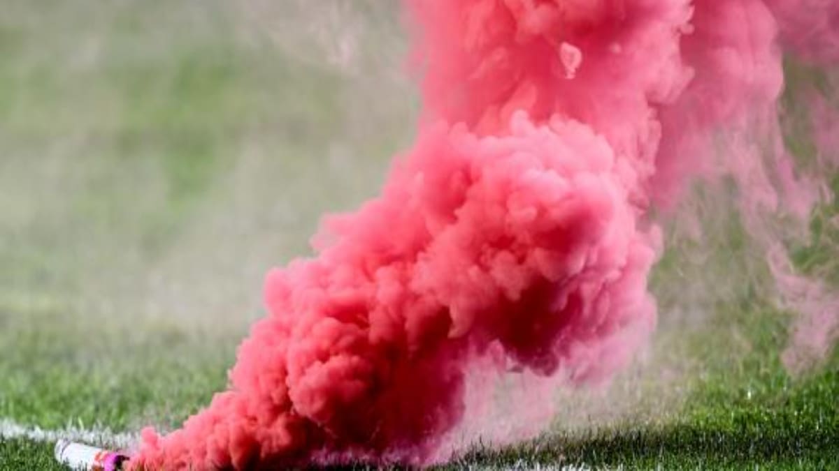 VIDEO | ¿En Europa no pasa? Clásico de Países Bajos se suspende al minuto por fuegos artificiales