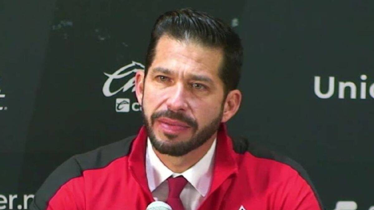 Directiva del Atlas despediría a Benjamín Mora para traer a uno de los técnicos más solicitados