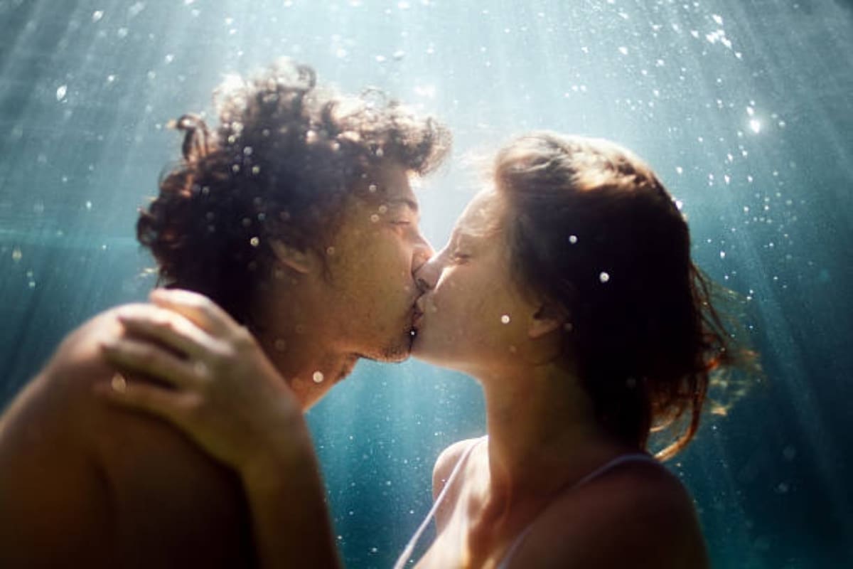 Conoce cómo hacer un beso de bruja, el ritual más viral en TikTok