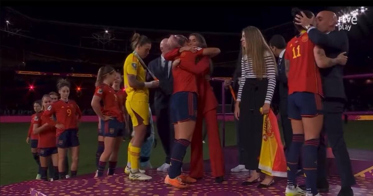Beso del presidente de la Federación Española a Jenni Hermoso