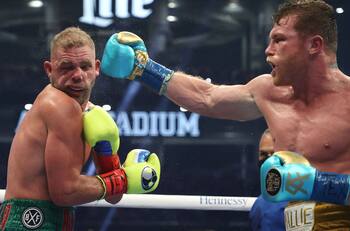 La vez que Canelo Álvarez le rompió el pómulo a Billy Joe Saunders y lo retiró