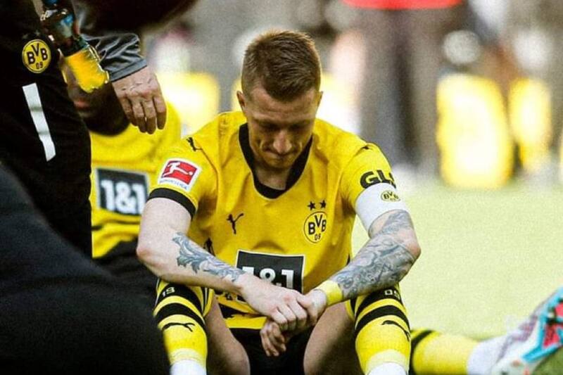Marco Reus estuvo varios minutos en el piso tras perder el título de la Bundesliga