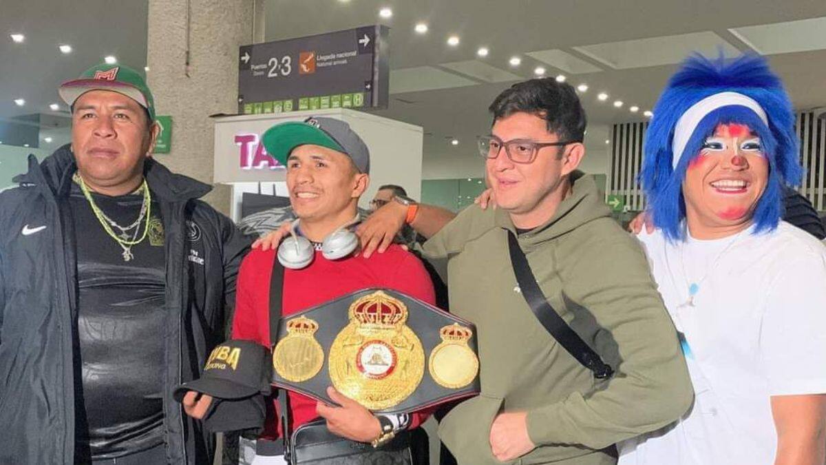 ‘Bronco’ Lara genera alboroto en el Aeropuerto de la CDMX tras presumir su título de peso pluma de la AMB