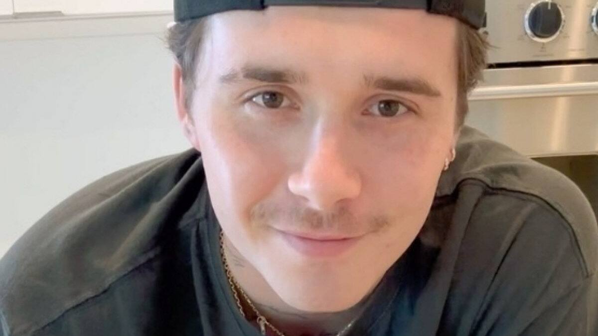 Brooklyn Beckham fríe pollo en costoso aceite y le llueven críticas