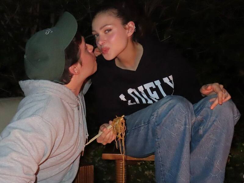 La pareja celebró su tercer aniversario de compromiso con tiernos mensajes en redes sociales.