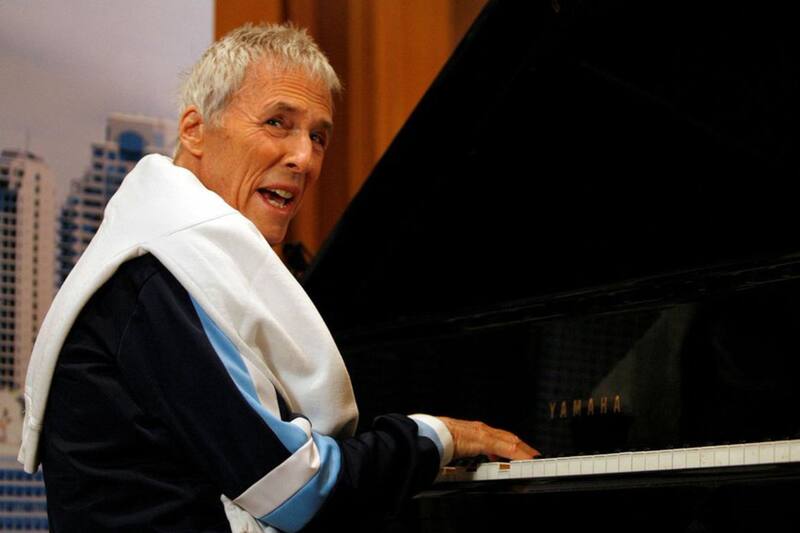 El compositor, productor y pianista falleció a sus 94 años por causas naturales, dejando un gran legado en la música pop.