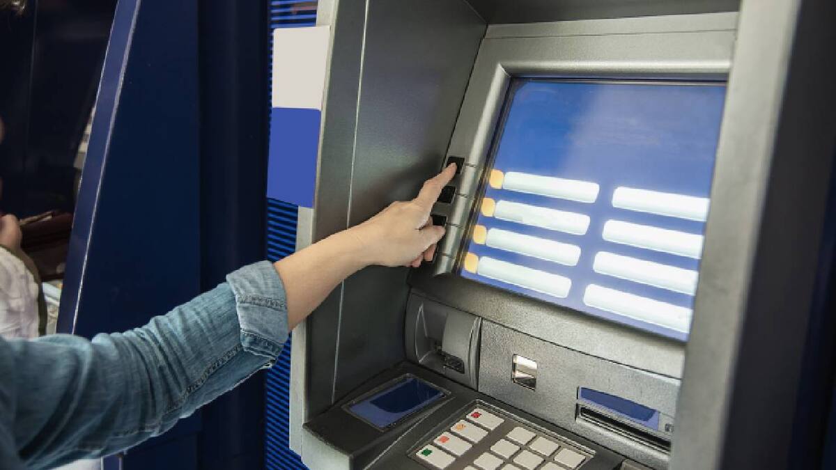 En estos cajeros puedes hacer retiros y consultar tu saldo sin pagar de más (Foto: Freepik)