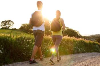 Por estas razones, caminar es el mejor deporte que puedes realizar