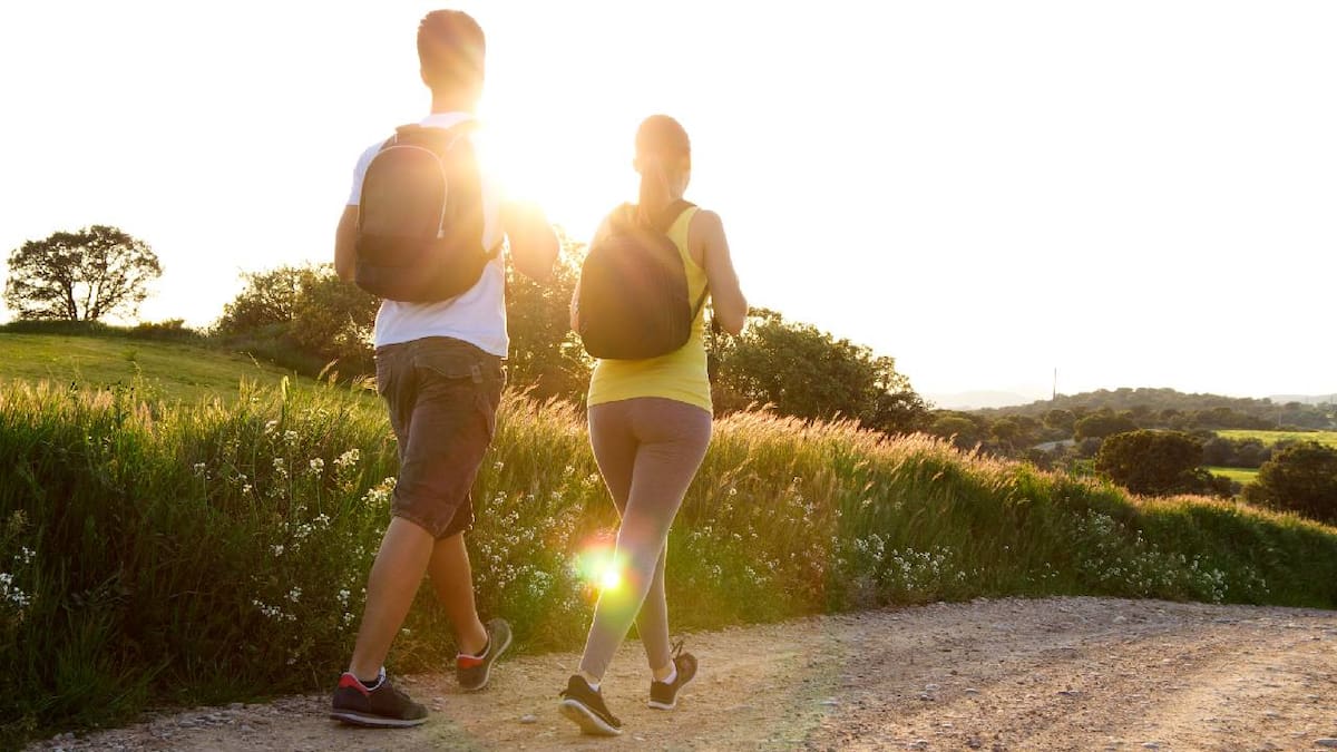 Por estas razones, caminar es el mejor deporte que puedes realizar