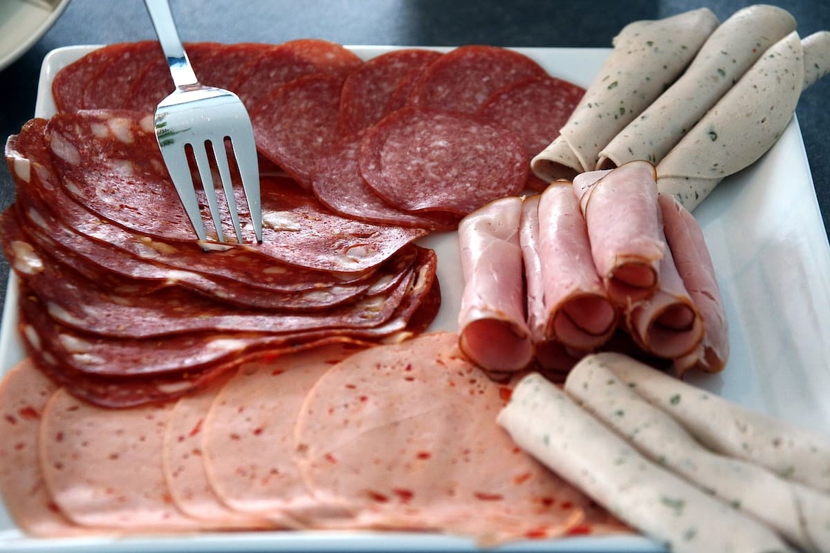 El consumo excesivo de carnes procesadas está relacionada con enfermedades cardiovasculares.
