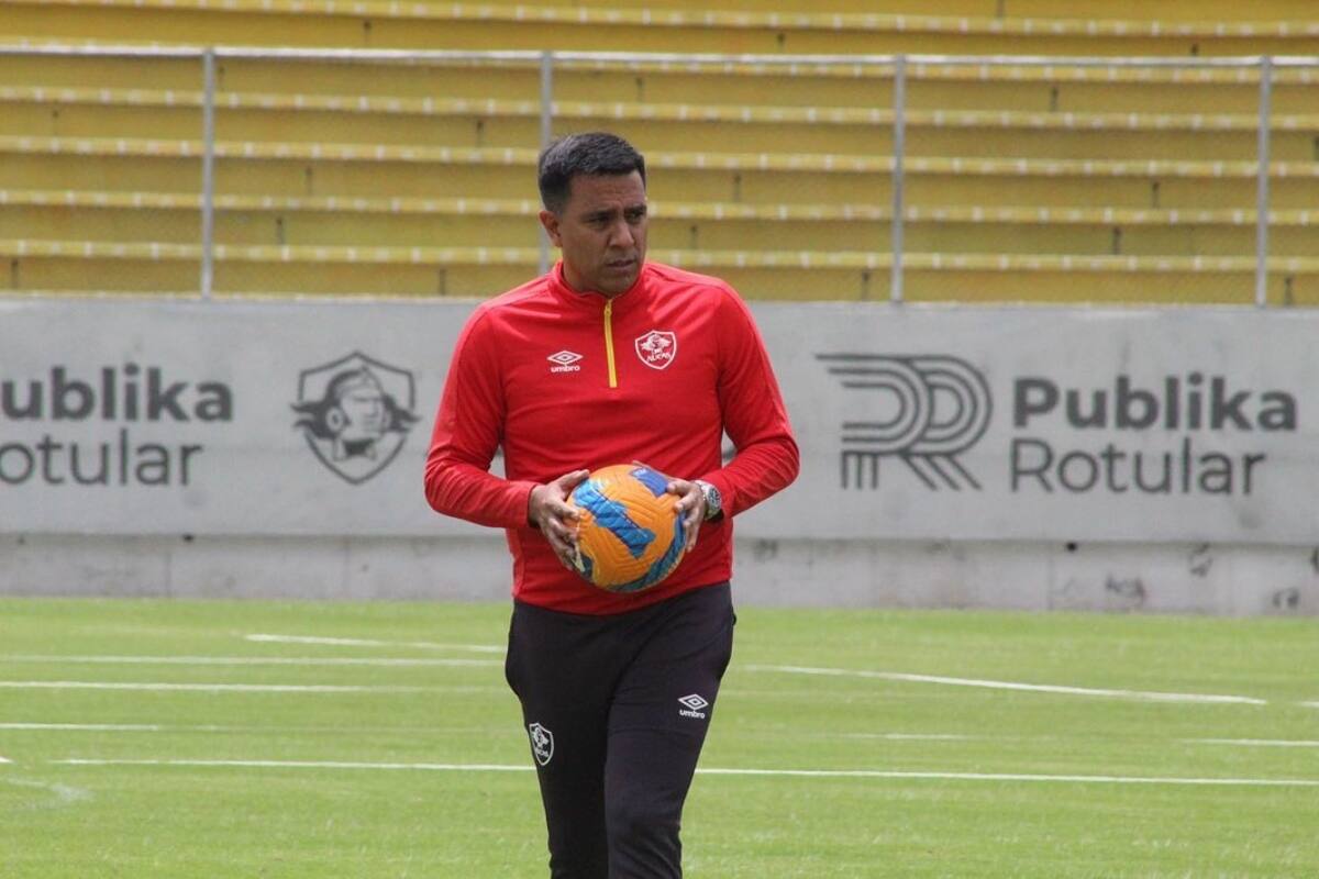 fue suspendido por 14 meses tras agredir a dos rivales en Ecuador.