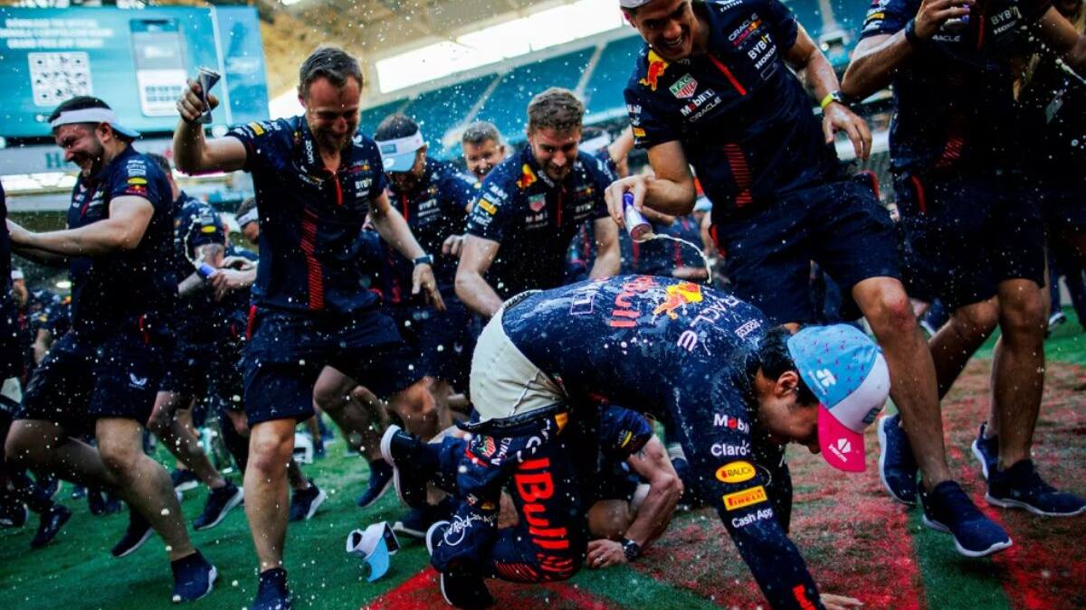 VIDEO | Integrante de Red Bull le grita a Checo Pérez “viejo sabroso” en plena celebración