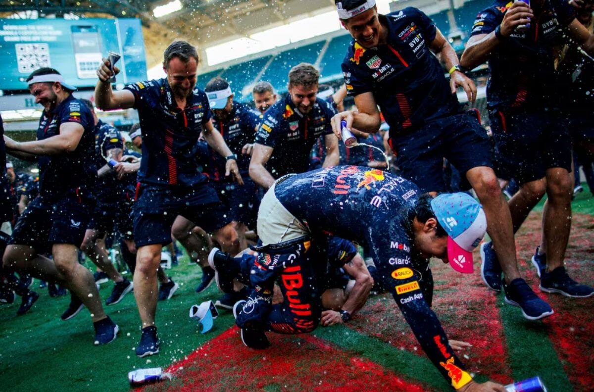 VIDEO | Integrante de Red Bull le grita a Checo Pérez “viejo sabroso” en plena celebración