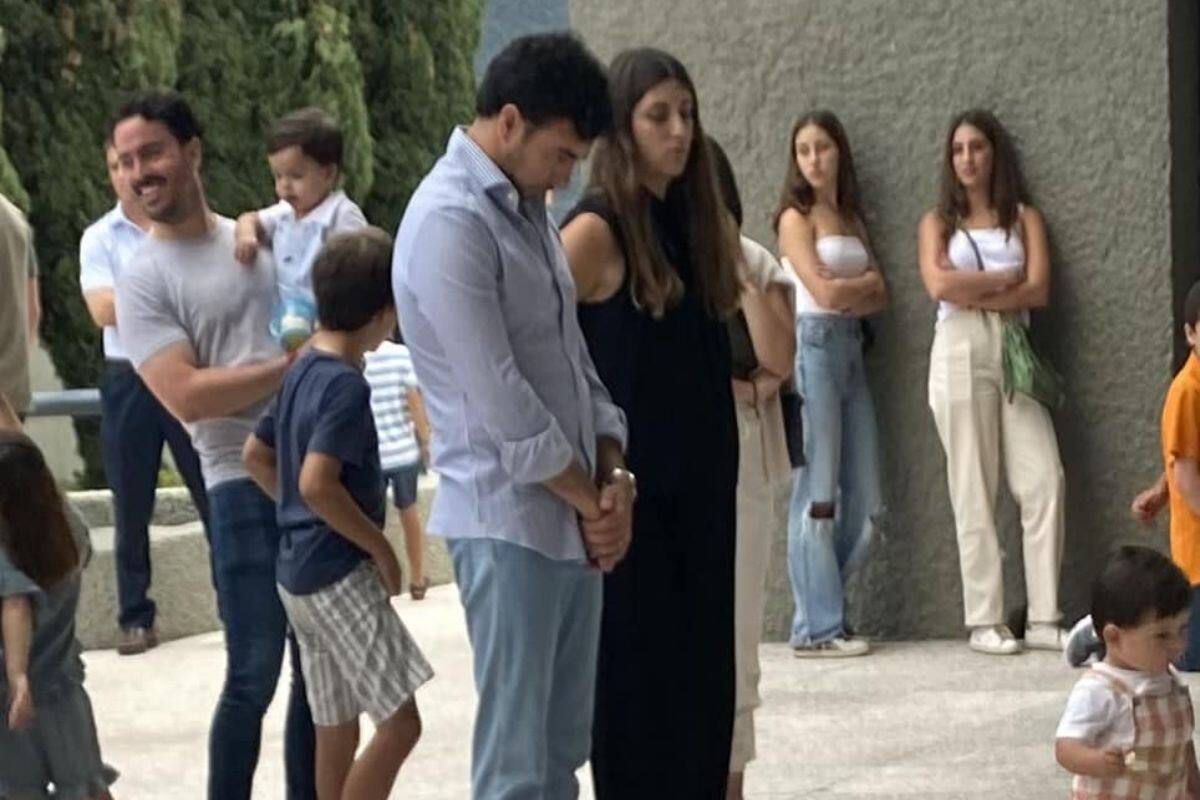 fue visto en misa junto con su esposa Carola Martínez.