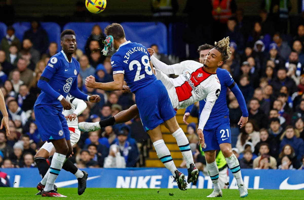 VIDEO | Salió en camilla y con oxígeno: La brutal patada en la cabeza que recibió jugador del Chelsea