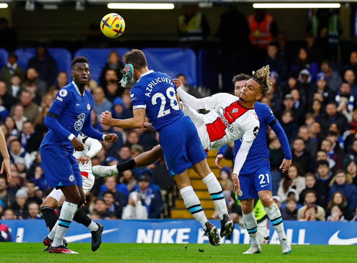 El momento exacto en que el francés Sekou Mara impacta a César Azpilicueta.