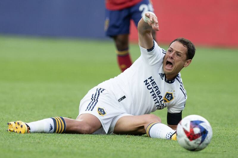 Chicharito Hernández estará fuera de siete a 10 meses. (Twitter)