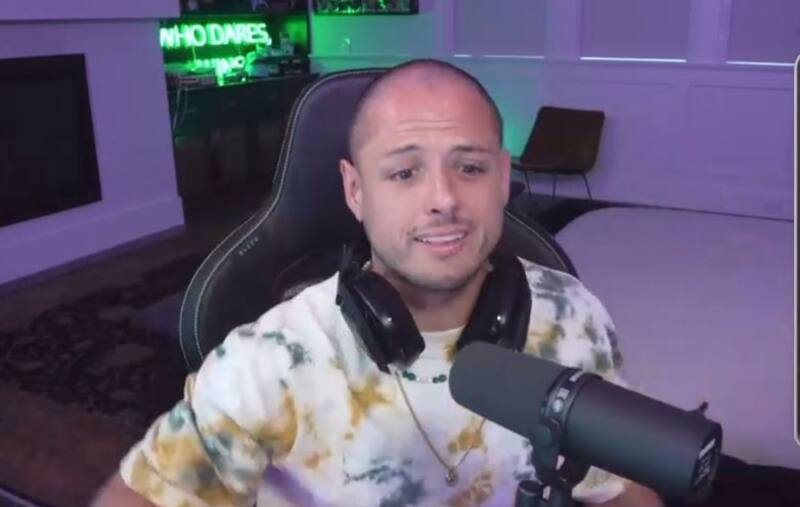 Chicharito se está quedando calvo por ello decidió raparse. (Captura de video)