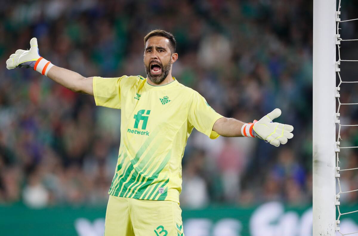 “Madre mía”: Hinchas del Betis furiosos con Manuel Pellegrini por devolver a Claudio Bravo a la titularidad