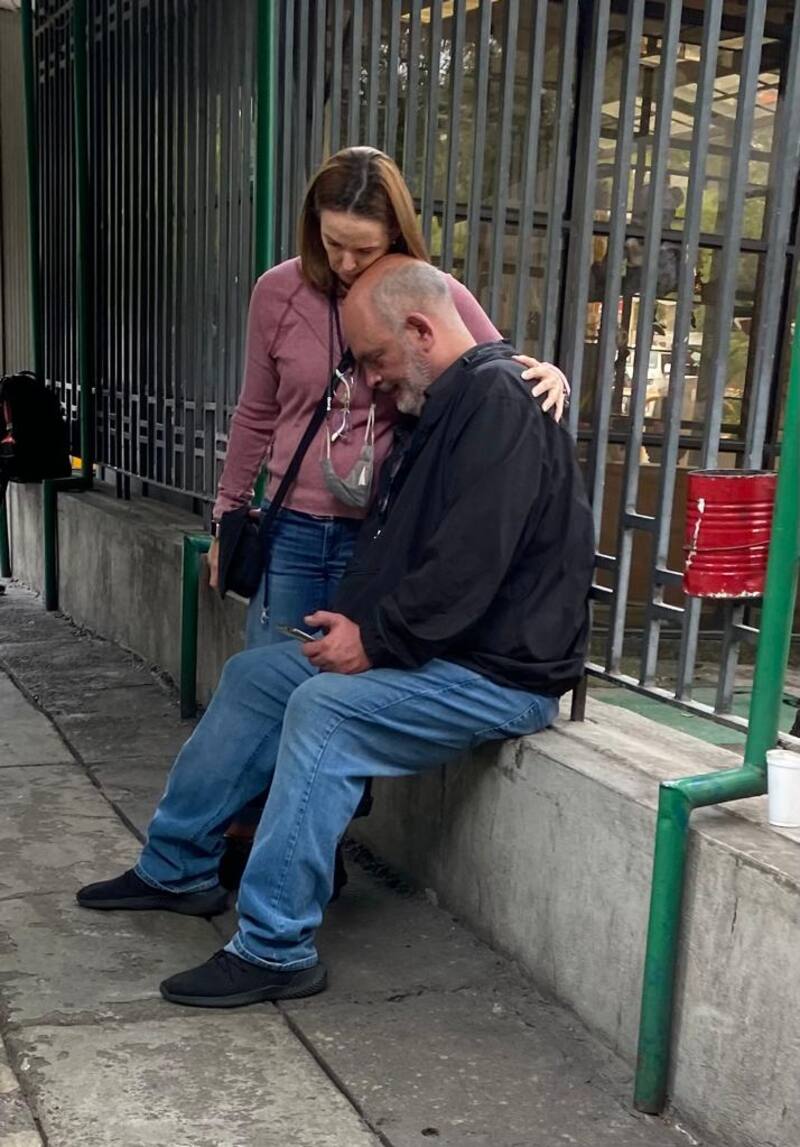 El hijo de Talina Fernández rompe en llanto afuera del hospital, donde se encuentra hospitalizada su madre.