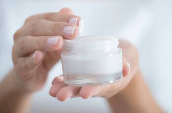 Cofepris alerta de cremas contaminadas: Estas son las que recomienda no usar