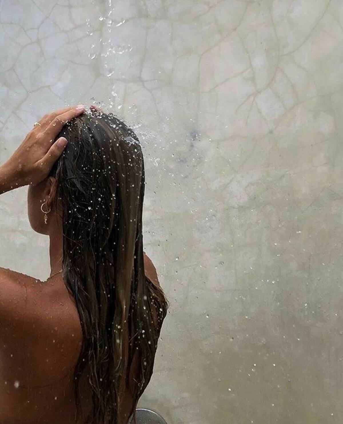 Aplicarte productos para el cabello como acondicionador antes de nadar ayuda a formar una barrera en el pelo