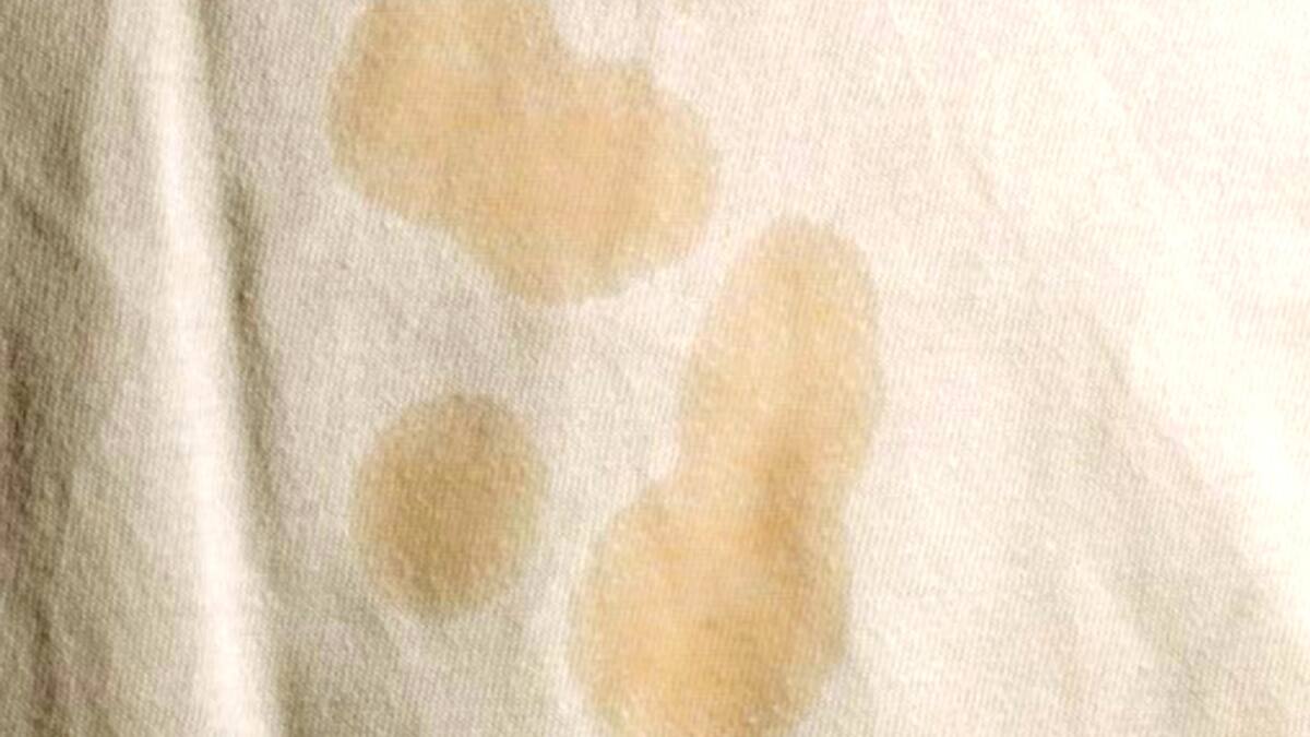 ¿Cómo quitar manchas de aceite en la ropa? Descubre un truco casero infalible