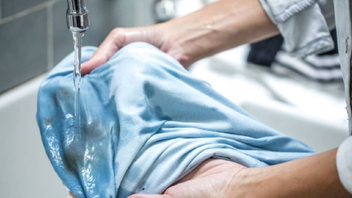¿Cómo recuperar una prenda manchada de cloro y dejarla como nueva?