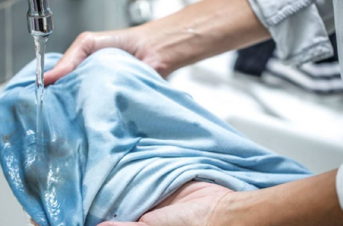 ¿Cómo recuperar una prenda manchada de cloro y dejarla como nueva?