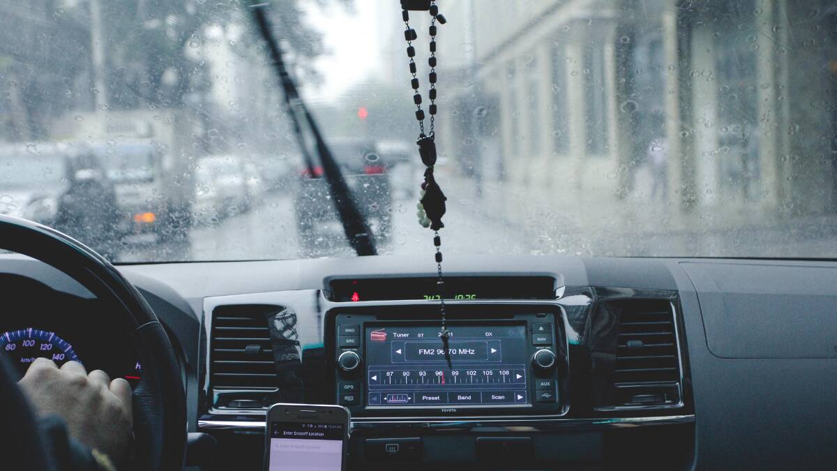 ¡Evita accidentes! Sigue estos 5 consejos para manejar de forma segura en días de lluvia