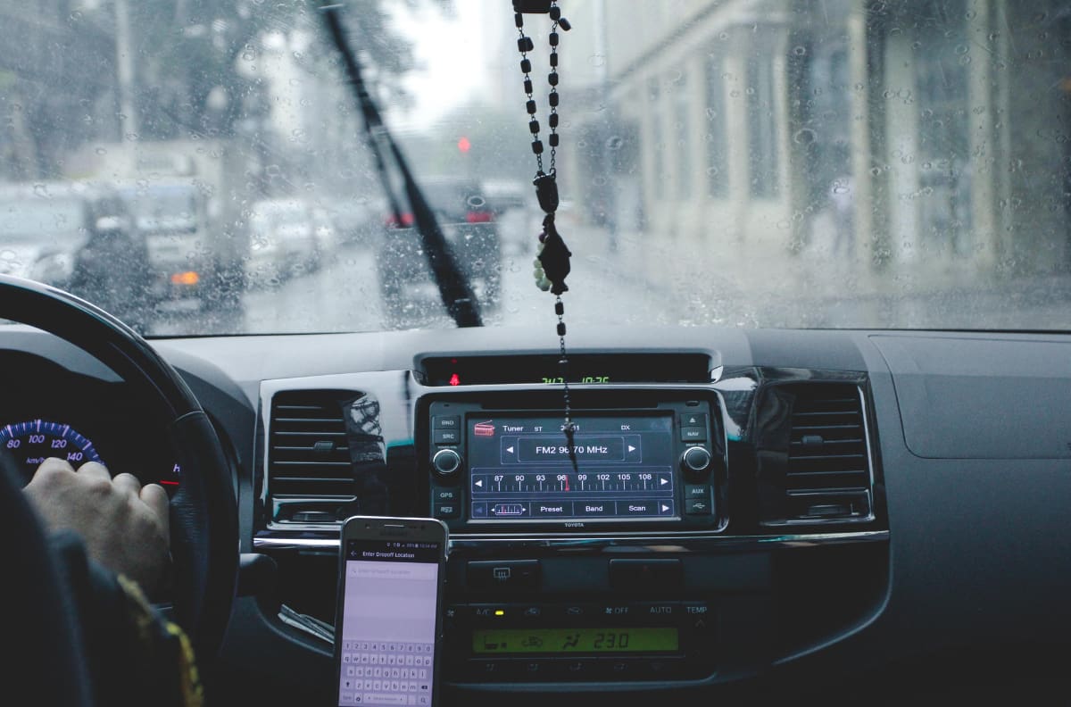 ¡Evita accidentes! Sigue estos 5 consejos para manejar de forma segura en días de lluvia