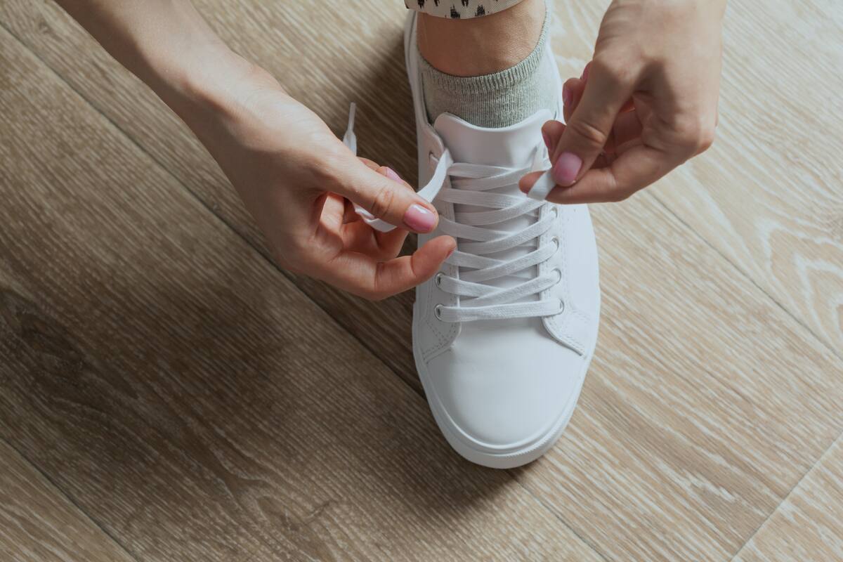 Con este remedio lograrás que tu calzado recupere su color blanco. (Foto: Freepik)