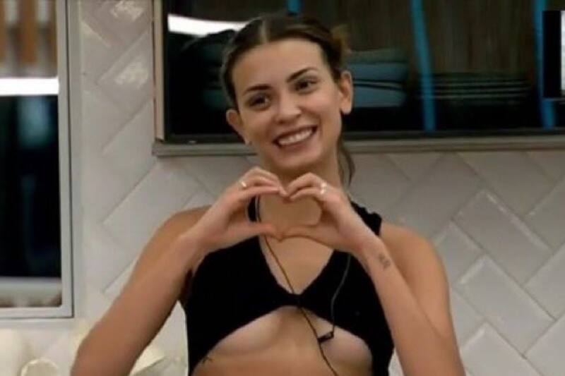 El peto negro de Constanza Capelli causa sensación