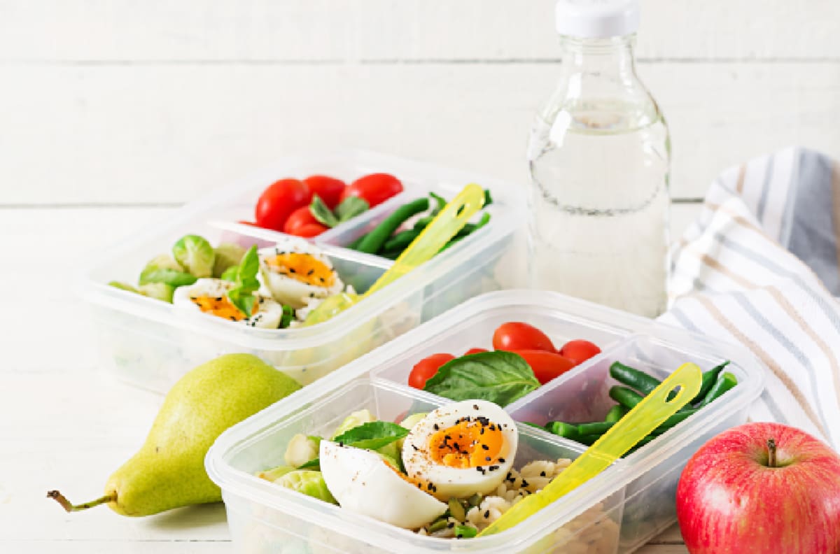 Conoce los alimentos que jamás debes guardar en contenedores de plástico